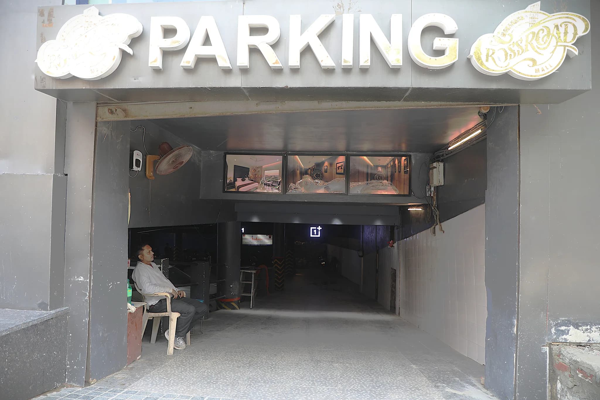 Central Boutique Hotel - Exterior View (parking)